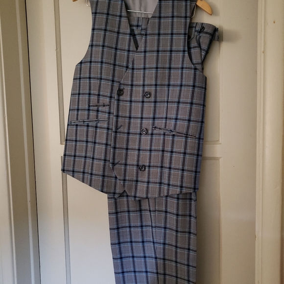 Sophisticated Tiglio Rosso 3 piece men's suit. Shades of blue plaid. - Picture 5 of 12